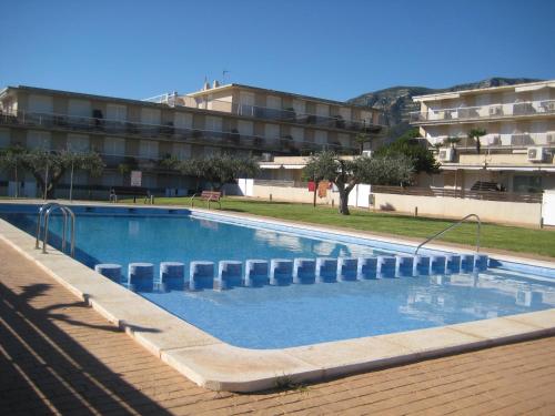 een groot zwembad voor een gebouw bij Apartamento Illa Mar in Sant Carles de la Ràpita