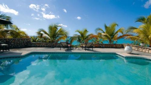 Fascinating 3BR beachfront villa with terraceの敷地内または近くにあるプール