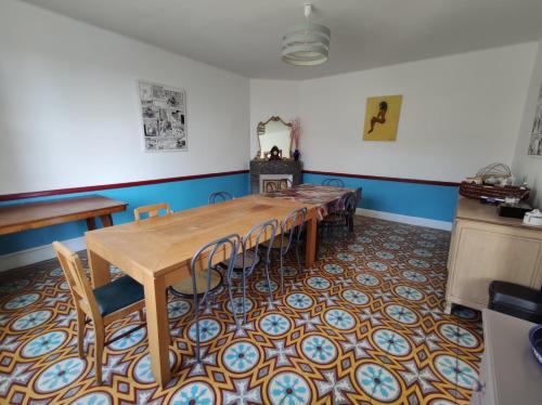 - une salle à manger avec une table et des chaises à un étage dans l'établissement Le Dojo, à Saint-Christophe