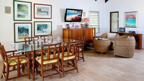 Fascinating 3BR beachfront villa with terraceにあるシーティングエリア