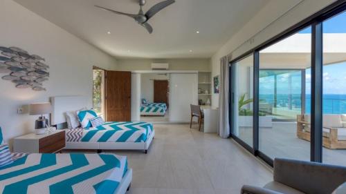 Ένα ή περισσότερα κρεβάτια σε δωμάτιο στο Spectacular 5BR luxury villa with infinity pool