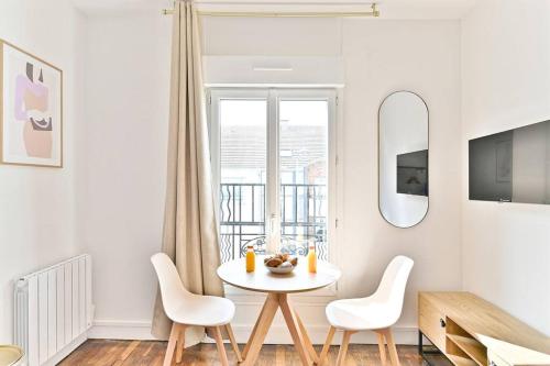 une salle à manger blanche avec une table et des chaises dans l'établissement Magnifique studio neuf au centre de Montreuil, à Montreuil
