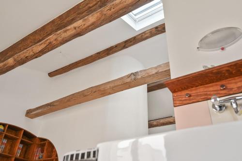 Il comprend une cuisine dotée de poutres apparentes et d'un évier. dans l'établissement AMICAL-Marseille-Coeur de ville Balcon, à Marseille