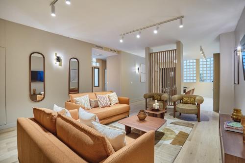 un salon avec deux canapés et une table dans l'établissement Residence Center of Paris by Studio Prestige, à Paris