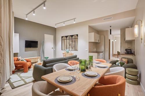 une salle à manger et un salon avec une table et des chaises dans l'établissement Residence Center of Paris by Studio Prestige, à Paris