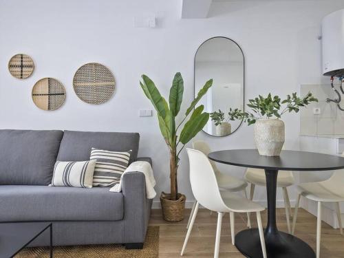 a living room with a couch and a table and chairs at Moderno estudio a 2 minutos de la Playa Sagunto A3 in Puerto de Sagunto