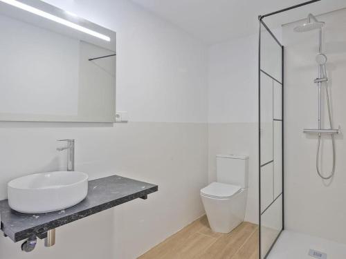 a white bathroom with a sink and a toilet at Refugio Costero a 2 minutos de Playa Sagunto A4 in Puerto de Sagunto