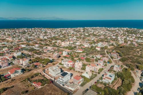 una vista aerea di una città vicino all'oceano di Aegean escape house a Artemida