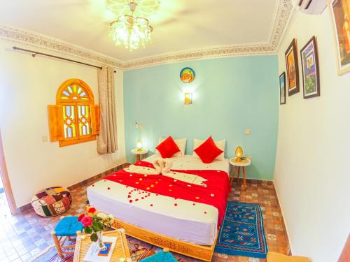 a bedroom with a large bed in a room at Riad Dar Yassine in Marrakech