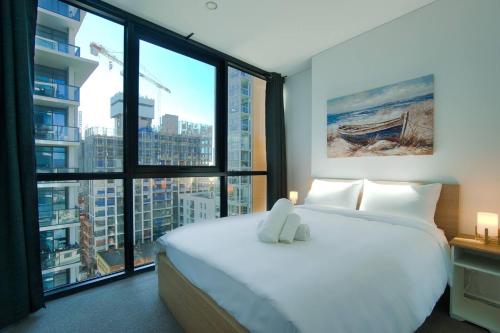 Postel nebo postele na pokoji v ubytování Ultimate Comfort - Modern 3BR Apt with Pool and Gym