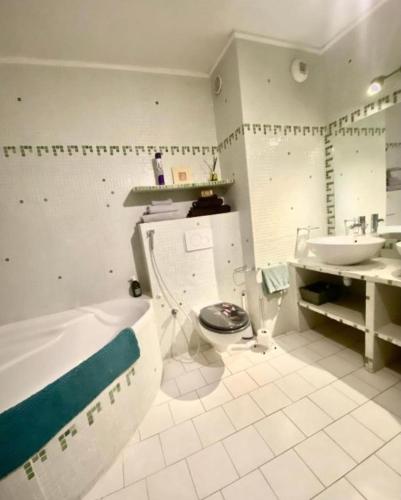une salle de bain avec une baignoire, des toilettes et un lavabo dans l'établissement 1 min de la plage, 3 chambres, terrasse et jardin, à Nice
