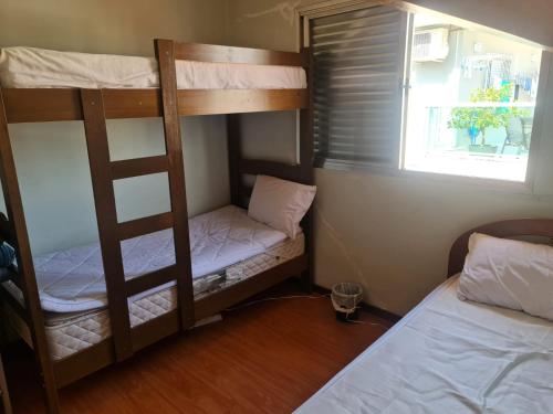 圣保罗Hostel On Top1 CGH SP QUARTO PRIVADO Congonhas的带窗户的房间里有两张双层床