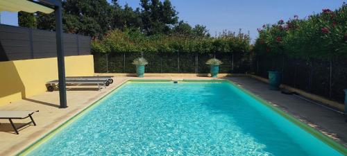 Villa provençale entre Cévennes et Provence avec une grande piscine et un terrain de pétanque