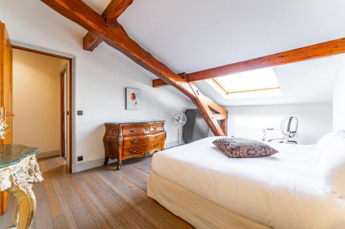 a bedroom with a bed and a dresser and a table at Magnifique Appartement - 160m2 - 3 Chambres - Centre de Bordeaux in Bordeaux