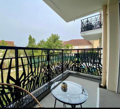 un balcon avec une table et des chaises sur un balcon dans l'établissement Bel apparemment bien équipé, à Pontault-Combault