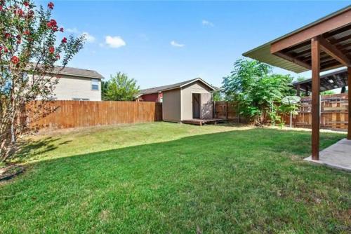 a yard with a fence and a house at Cozy Home Near Downtown Austin And Airport in Austin