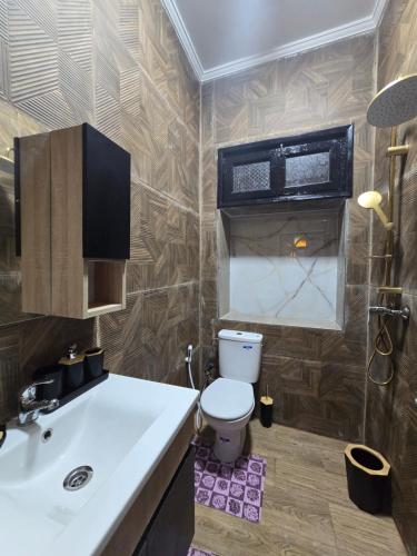 a bathroom with a toilet and a sink at Centre ville plage 3 pour famille et personnes sérieuses svp in El Jadida