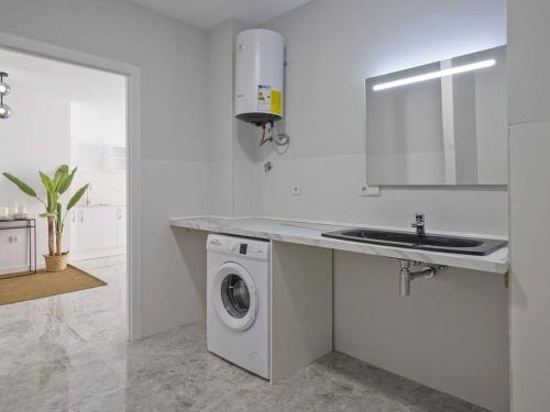a white kitchen with a washing machine and a sink at Oasis Junto al Mar a 2 minutos de playa Sagunto A6 in Puerto de Sagunto