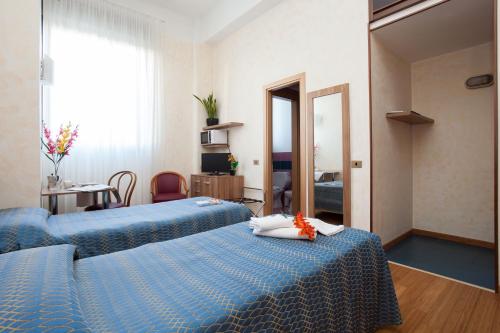 pokój hotelowy z 2 łóżkami z niebieską pościelą w obiekcie Residence Lepontina w Mediolanie