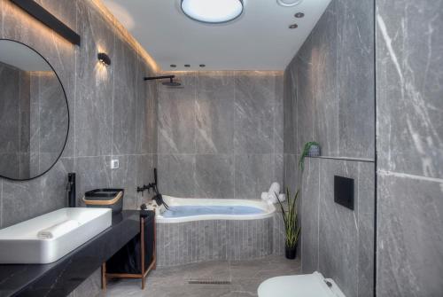 Bilik mandi di פאר - סוויטת יוקרה משפחתית בעתיקה Pe'er - Luxury Family Suite in the Old City