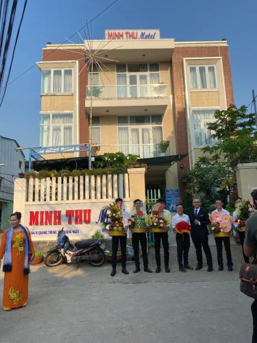 a group of people standing in front of a building at MINH THU MOTEL in An Bình (1)