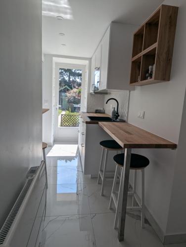 Η κουζίνα ή μικρή κουζίνα στο Cosy appartment with access to garden, parking and direct line to Eiffel tower