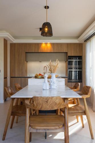 une salle à manger avec une table et des chaises dans l'établissement La belle Villa de J et J, à Nice