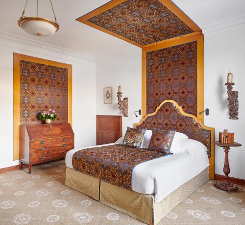 Una cama o camas en una habitación de Hotel Le Negresco