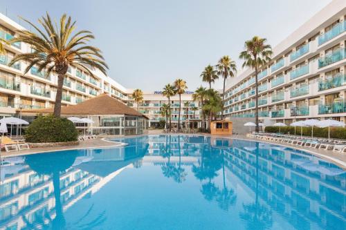 a large swimming pool in front of a hotel at Hotel Best Maritim in Cambrils