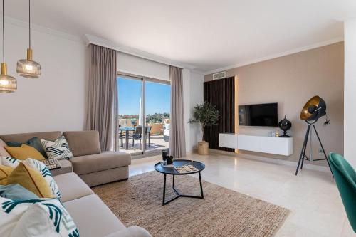 Seaview 2BR Penthouse with Terrace & Pool Access
