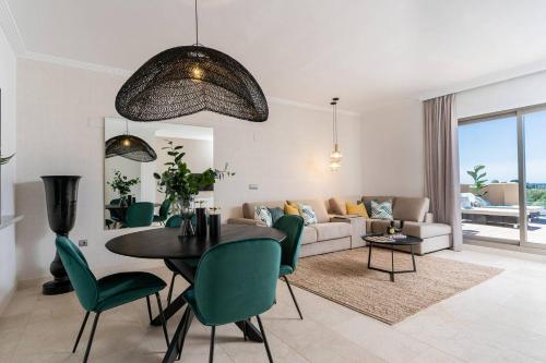 Seaview 2BR Penthouse with Terrace & Pool Access
