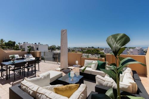 Seaview 2BR Penthouse with Terrace & Pool Access
