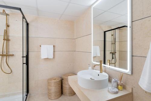 Seaview 2BR Penthouse with Terrace & Pool Access