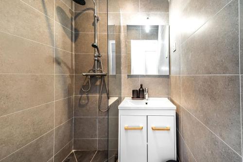 une salle de bain avec une douche avec un lavabo et des toilettes dans l'établissement Charmant studio en banlieue parisienne - Montreuil, à Montreuil
