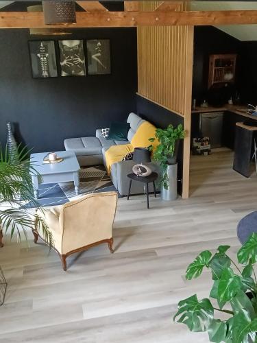 - un salon avec un canapé bleu et des oreillers jaunes dans l'établissement LS normandie, à Saint-Pois