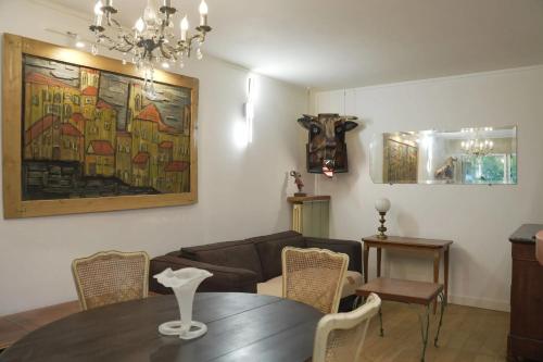un salon avec une table et un canapé dans l'établissement Appartement charmant à Paris 48 m² avec terrasse de 20 m², à Paris