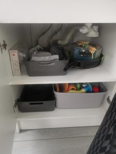 un tiroir dans une armoire blanche remplie d'articles dans l'établissement La Fère, à La Fère