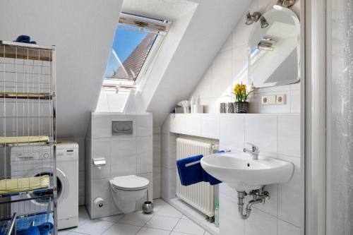Un baño blanco con lavabo e inodoro. en Haus Birkenmeier, en Freiburg im Breisgau