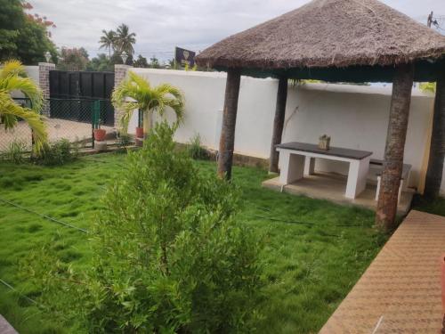Κήπος έξω από το Sivarama garden resort 5star stay , swimming pool,8 BHK , bheemili beach road Bheemunipatam