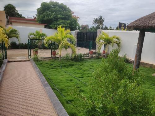 Κήπος έξω από το Sivarama garden resort 5star stay , swimming pool,8 BHK , bheemili beach road Bheemunipatam