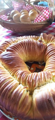 a close up of a pie on a table at Sitio Alecrim Gastronomia e Hospedaria in Alagoa