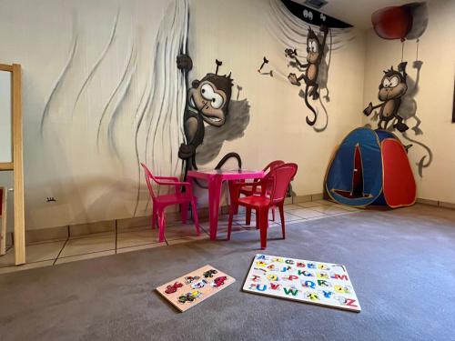a room with a table and chairs and a painting on the wall at Wuau! Hotel Galanthus & Spa in Soldeu