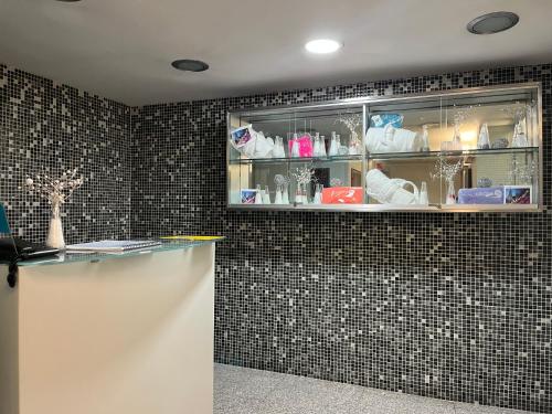 a room with a counter and a tiled wall at Wuau! Hotel Galanthus & Spa in Soldeu