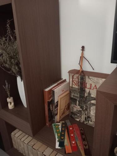 Η βιβλιοθήκη του διαμερίσματος