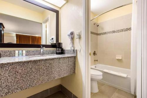 Koupelna v ubytování Ramada by Wyndham Santee I-95