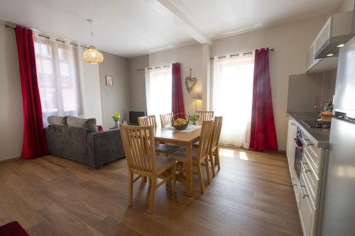 une cuisine et une salle à manger avec une table et des chaises dans l'établissement MUSCAT - Bel appartement rénové récemment - au pied du vignoble - parking gratuit, à Riquewihr