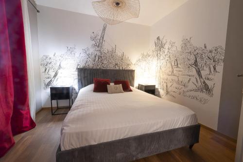 - une chambre avec un lit doté de draps blancs et d'oreillers rouges dans l'établissement MUSCAT - Bel appartement rénové récemment - au pied du vignoble - parking gratuit, à Riquewihr