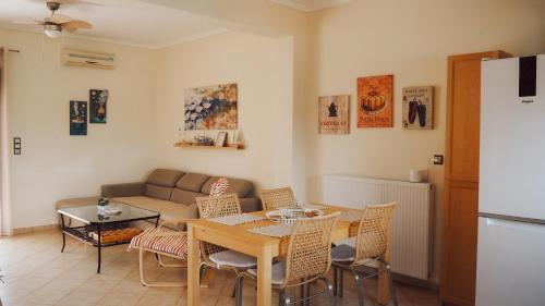 ein Wohnzimmer mit Tisch und Couch in der Unterkunft Summer house in Halkidiki in Paralia Dionisiou