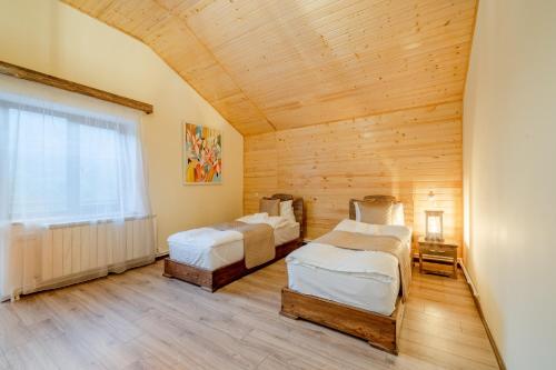 Una cama o camas en una habitación de Jean Chardin Dilijan