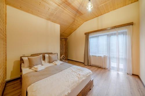 Una cama o camas en una habitación de Jean Chardin Dilijan